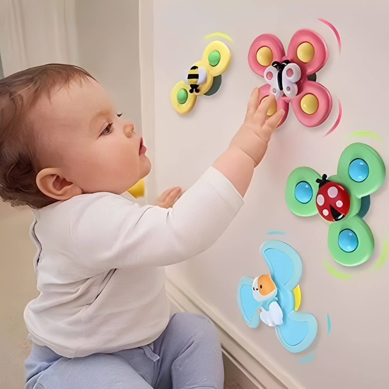 Enfant jouant avec le jouet pour bébé toupies ventouses ludiques