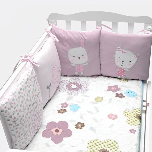 Tour de lit bébé fille respirant rose en coton installé dans un lit à barreaux