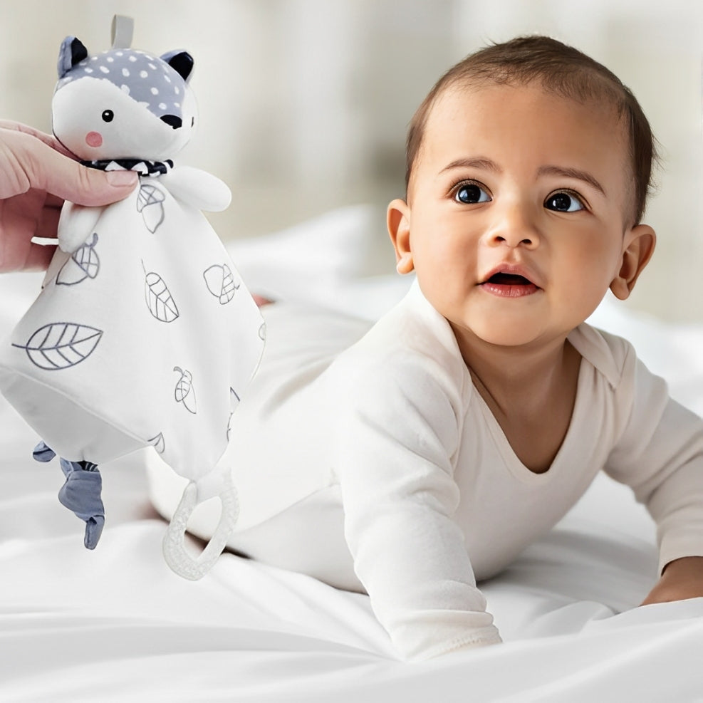 Main tendant doudou bebe renard à bébé