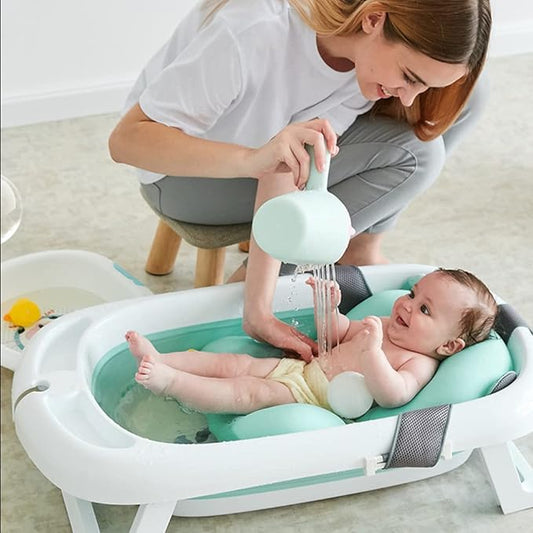 Maman baigne bébé sur un coussin de bain bébé bleu