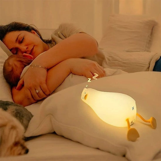 Maman et bébé endormis avec veilleuse de nuit canard