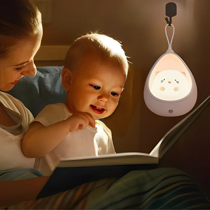 Maman et enfant lisent avec veilleuse bébé détecteur de mouvement