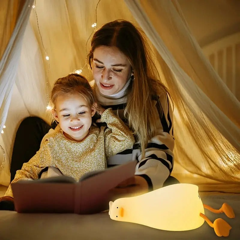 Maman et fillette lisant une histoire avec veilleuse de nuit canard