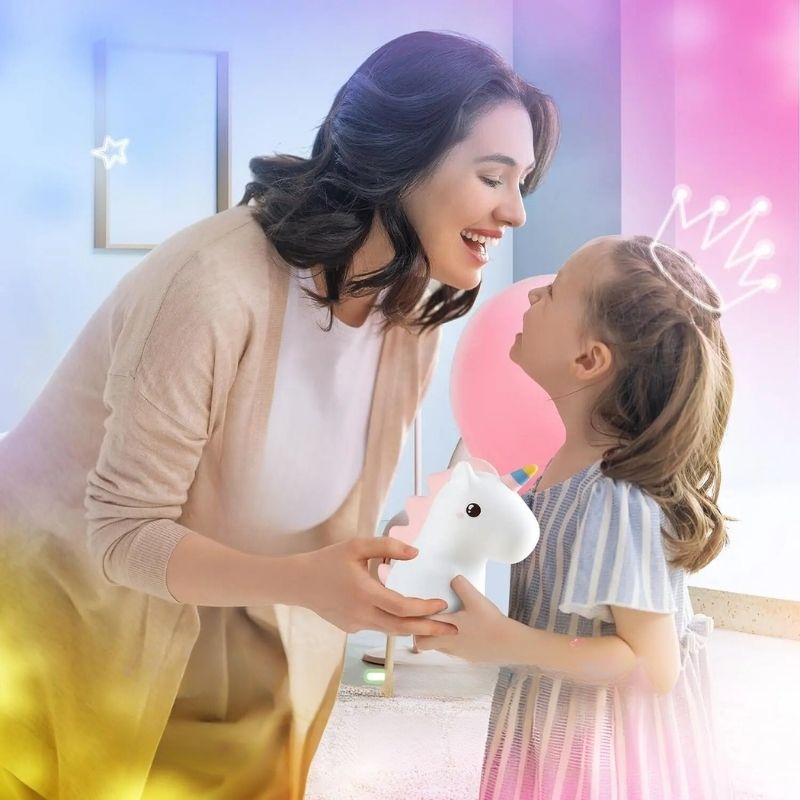 Maman offre à sa fille une veilleuse bebe licorne