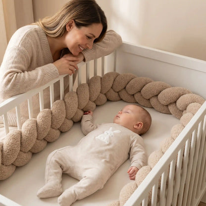Maman regardant bébé dormir avec tresse  de lit bébé chocolat