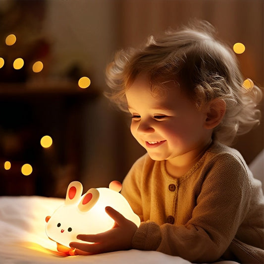 Veilleuse lapin LED bébé enfant heureux tenant la lampe