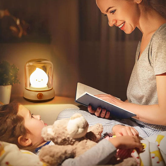 Mère et fils lisant une histoire près d’une veilleuse bébé LED rechargeable