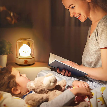 Mère et fils lisant une histoire près d’une veilleuse bébé LED rechargeable