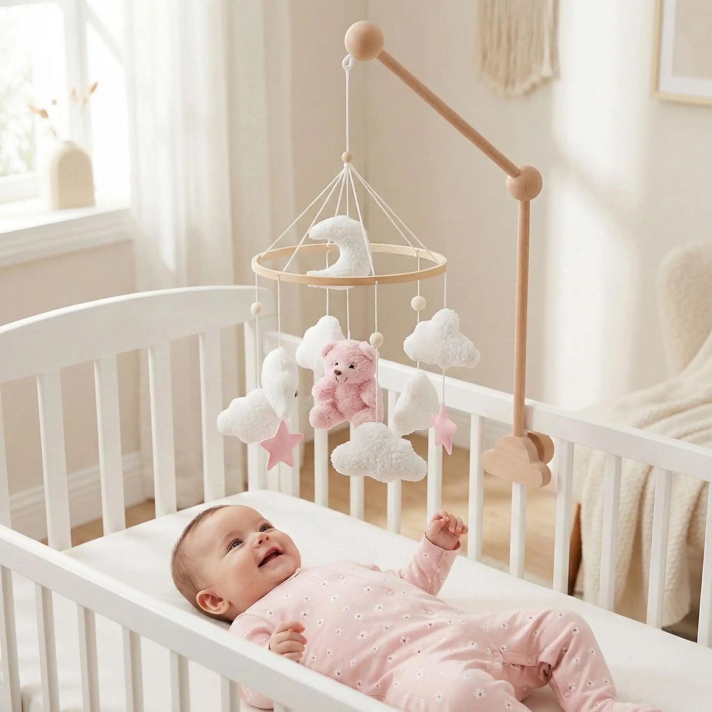 Bébé fille regardant le mobile bebe en souriant