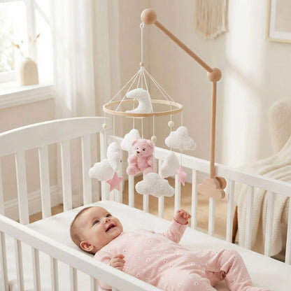 Bébé fille regardant le mobile bebe en souriant