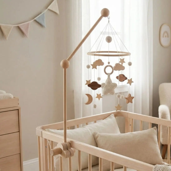 Mobile musical bébé style scandinave en déco dans chambre enfant