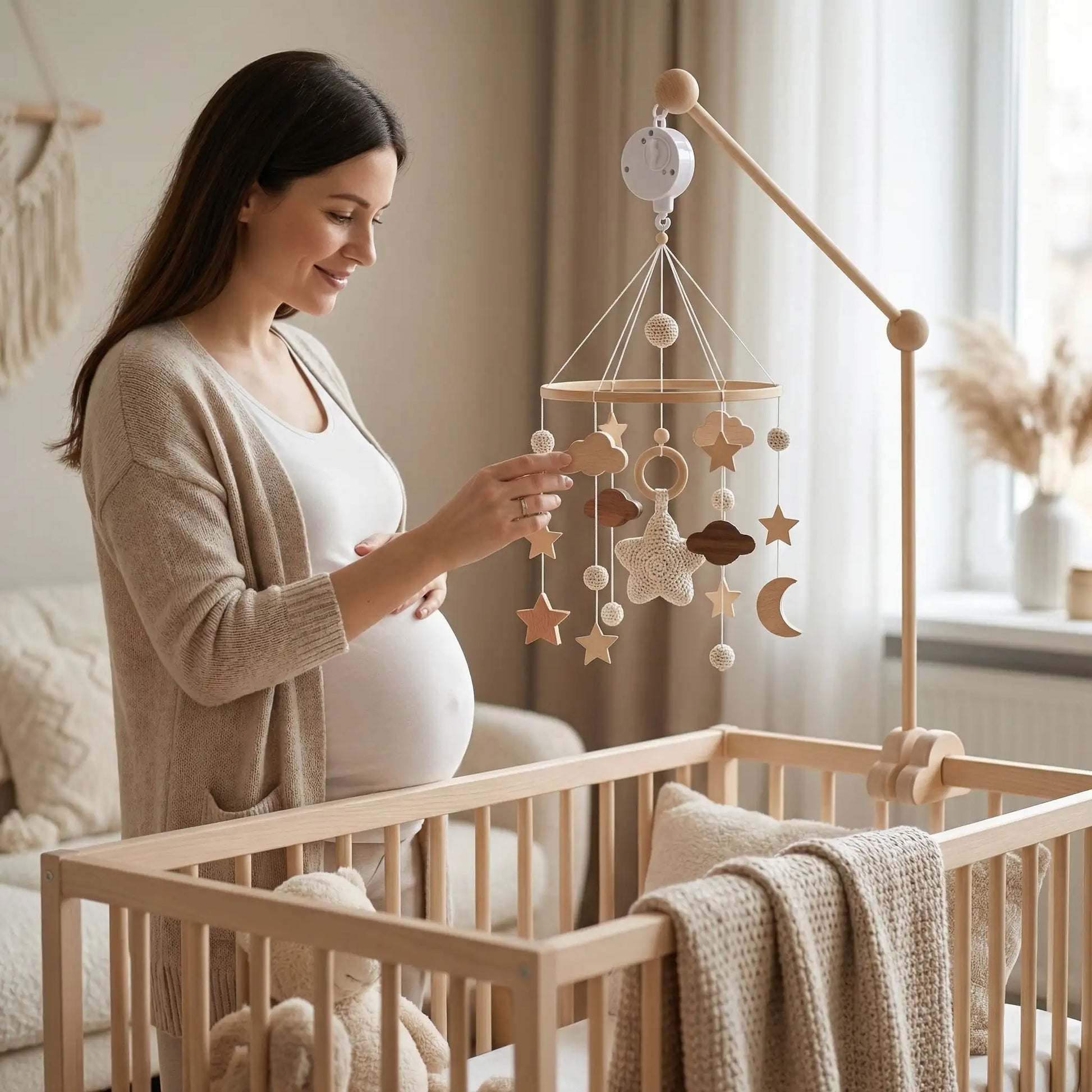 Mobile musical bébé maman enceinte prépare chambre