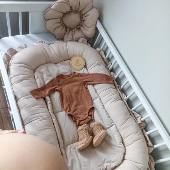 Réducteur de lit bébé beige cocon moelleux