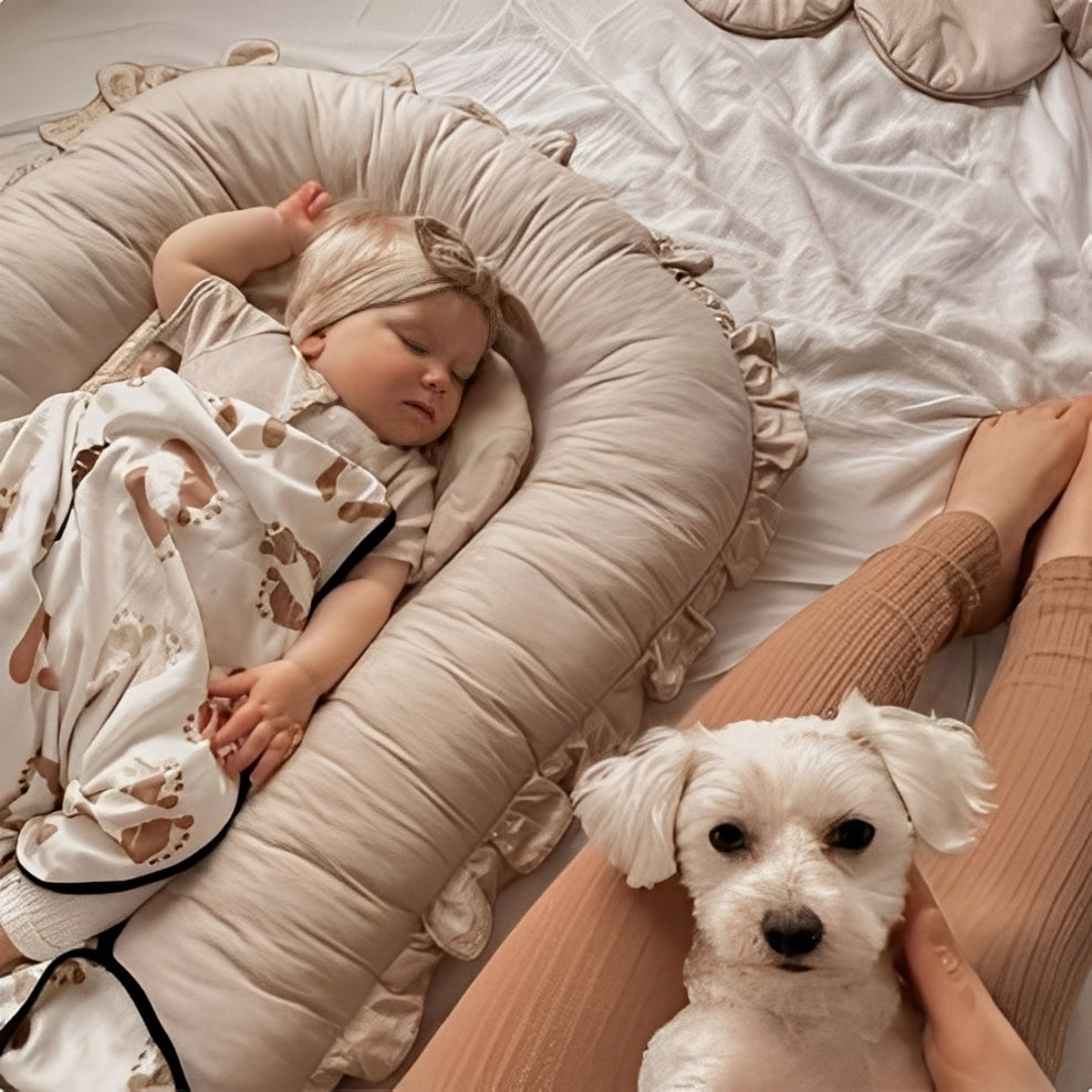 Bébé fille dormant paisiblement dans un réducteur de lit bébé