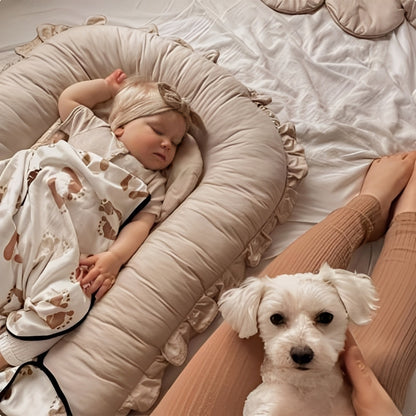 Bébé fille dormant paisiblement dans un réducteur de lit bébé