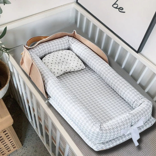 Reducteur de lit gris et blanc cadeau de naissance bébé