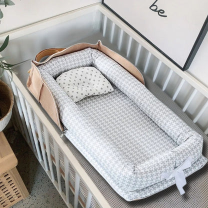 Reducteur de lit gris et blanc cadeau de naissance bébé