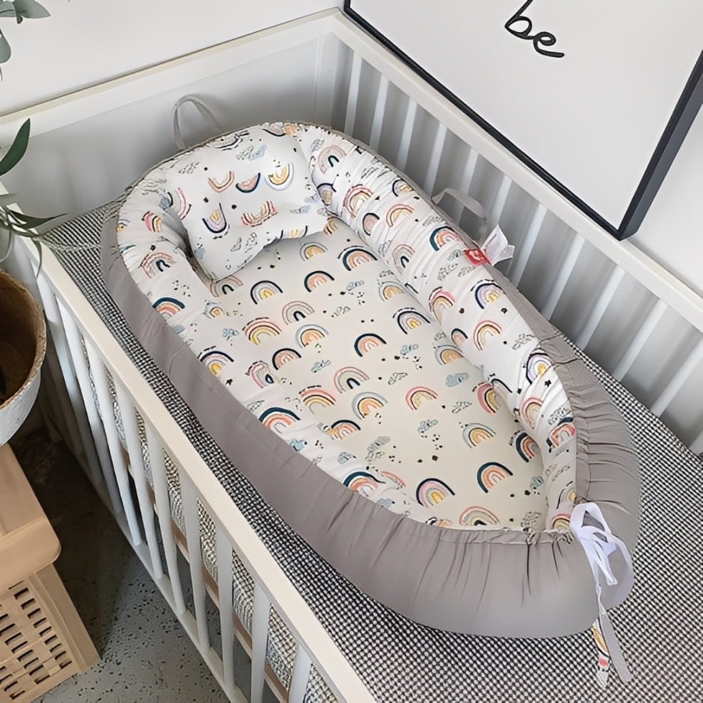 Reducteur de lit gris et blanc élégant pour bébé