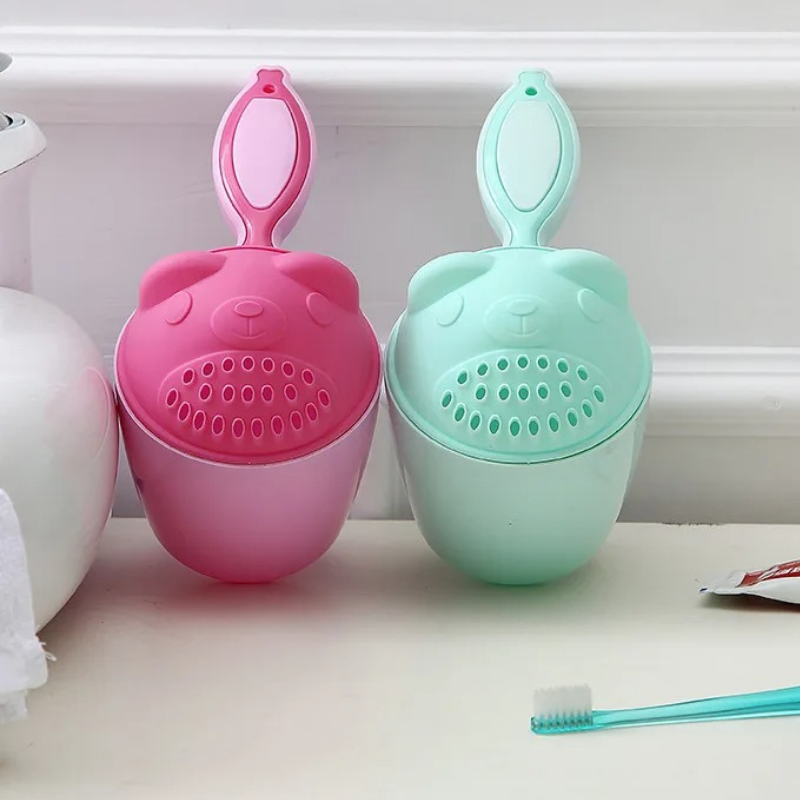 Deux rince-tete bébé rose et vert pour le bain