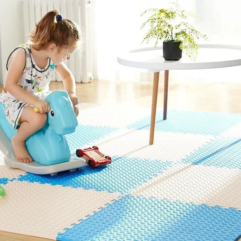 Tapis puzzle bleu blanc fillette avec cheval à bascule