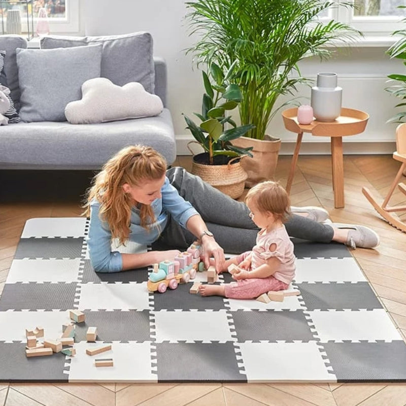 Maman jouant avec bébé sur tapis puzzle gris et blanc