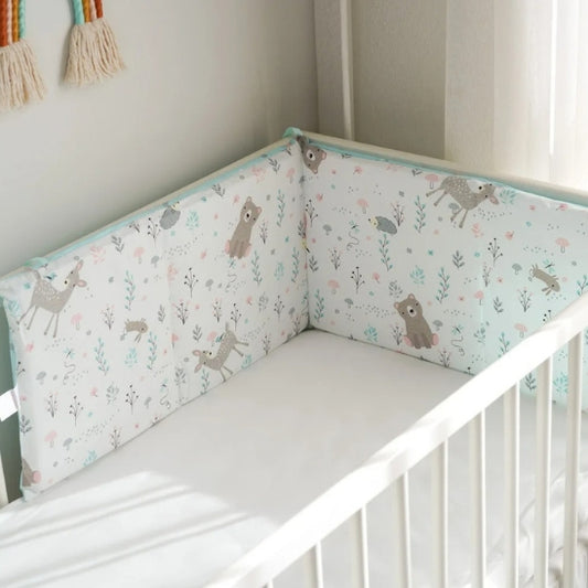 Tour de lit bébé confortable et sécurisant dans une chambre d'enfant