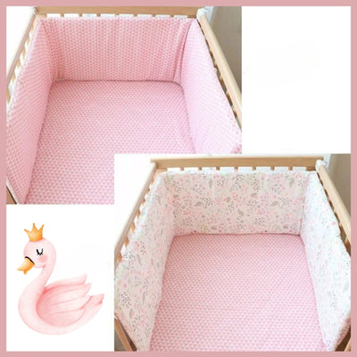 Tour de lit bébé fille rose réversible en coton doux, installé dans un lit à barreaux, avec motifs cygnes et graphiques 