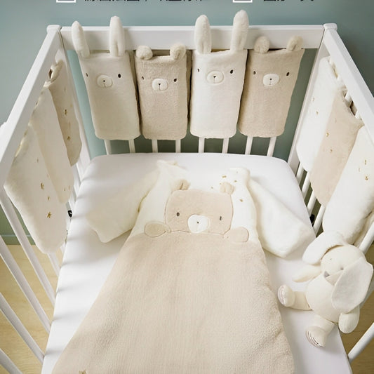 Tour de lit respirant beige en coton doux vu de dessus dans un lit à barreaux pour bébé