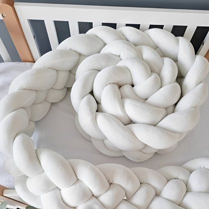 Tour de lit tressé blanc en velours doux dans un lit à barreaux 