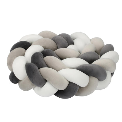 Zoom sur le tour de lit tresse gris, blanc et noir au toucher velours