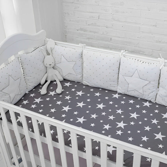 Tour de lit universel blanc en coton offrant une protection optimale dans le lit bébé