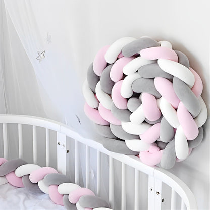 Lit à barreaux sécurisé par une tresse de lit bébé modulable et respirante, barrière anti-choc pour un sommeil serein.

