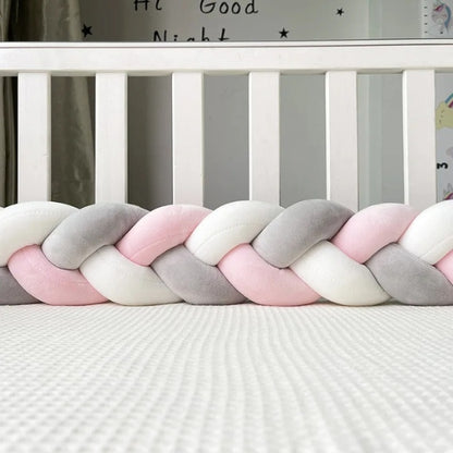 Zoom sur la tresse de lit bébé à 3 brins rose, gris et blanc, texture douce et rembourrage moelleux
