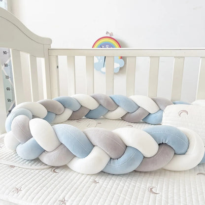 Tresse de lit bleu, blanc et gris utilisée comme accessoire de sécurité dans un lit bébé, douce, protectrice et décorative, cadeau de naissance parfait 