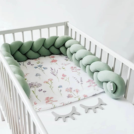 Tresse de lit bébé trois brins de 3 mètres, douce, sécurisante et hypoallergénique, installée dans un lit à barreaux