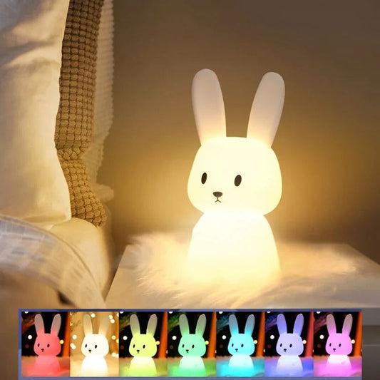 Veilleuse bébé lapin LED multicolore sur table de chevet