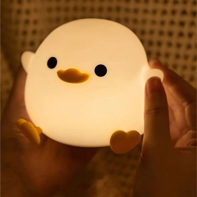Veilleuse bébé LED canard couleur chaude tenue par maman
