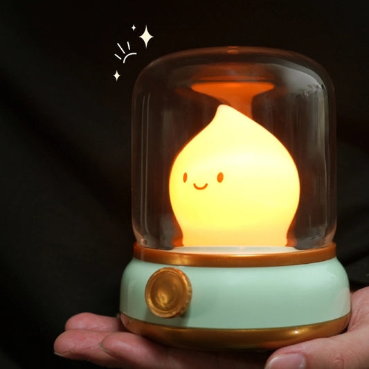 Veilleuse bébé LED rechargeable verte posée dans une main