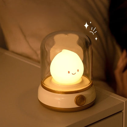Veilleuse bébé rechargeable jaune posée sur une table de nuit
