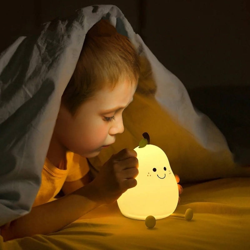 Veilleuse bébé LED tactile, petit garçon allongé joue dans la nuit