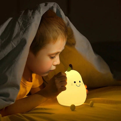 Veilleuse bébé LED tactile, petit garçon allongé joue dans la nuit