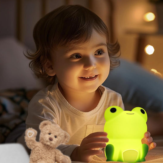 veilleuse de nuit grenouille lumineuse enfant fille heureuse