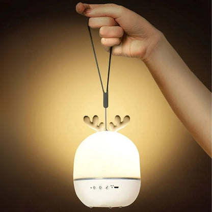 Veilleuse musicale bébé portable USB tenue à la main