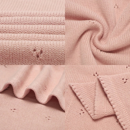 Zoom sur les détails d’une couverture bebe tricot rose